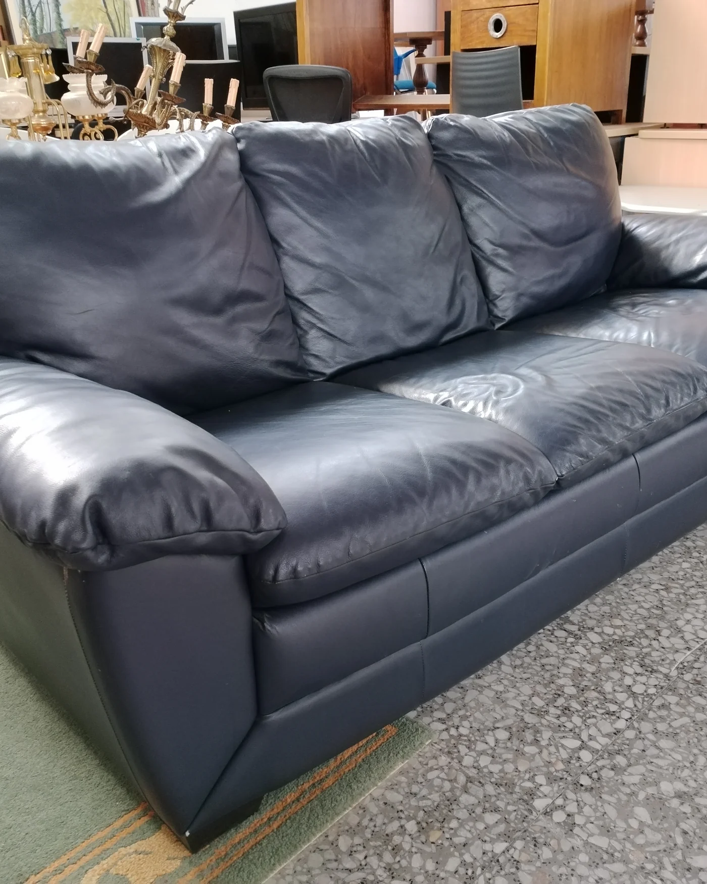 Sofá de cuero negro clásico de tres plazas - imagen 3