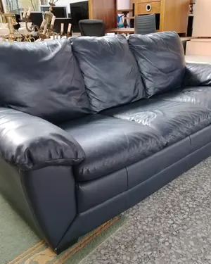 Sofá de cuero negro clásico de tres plazas - miniatura 3