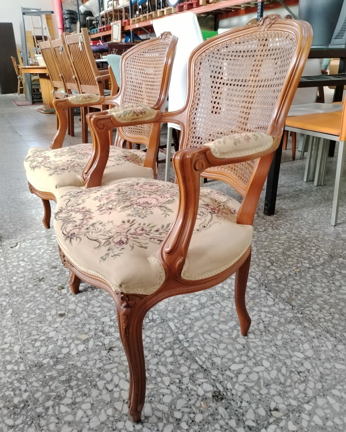 Pareja de sillones antiguos estilo Luis XV con respaldo de mimbre - imagen 4
