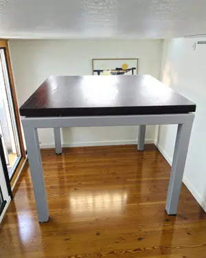 Mesa de centro baja con estructura metálica y tapa de madera - miniatura 1