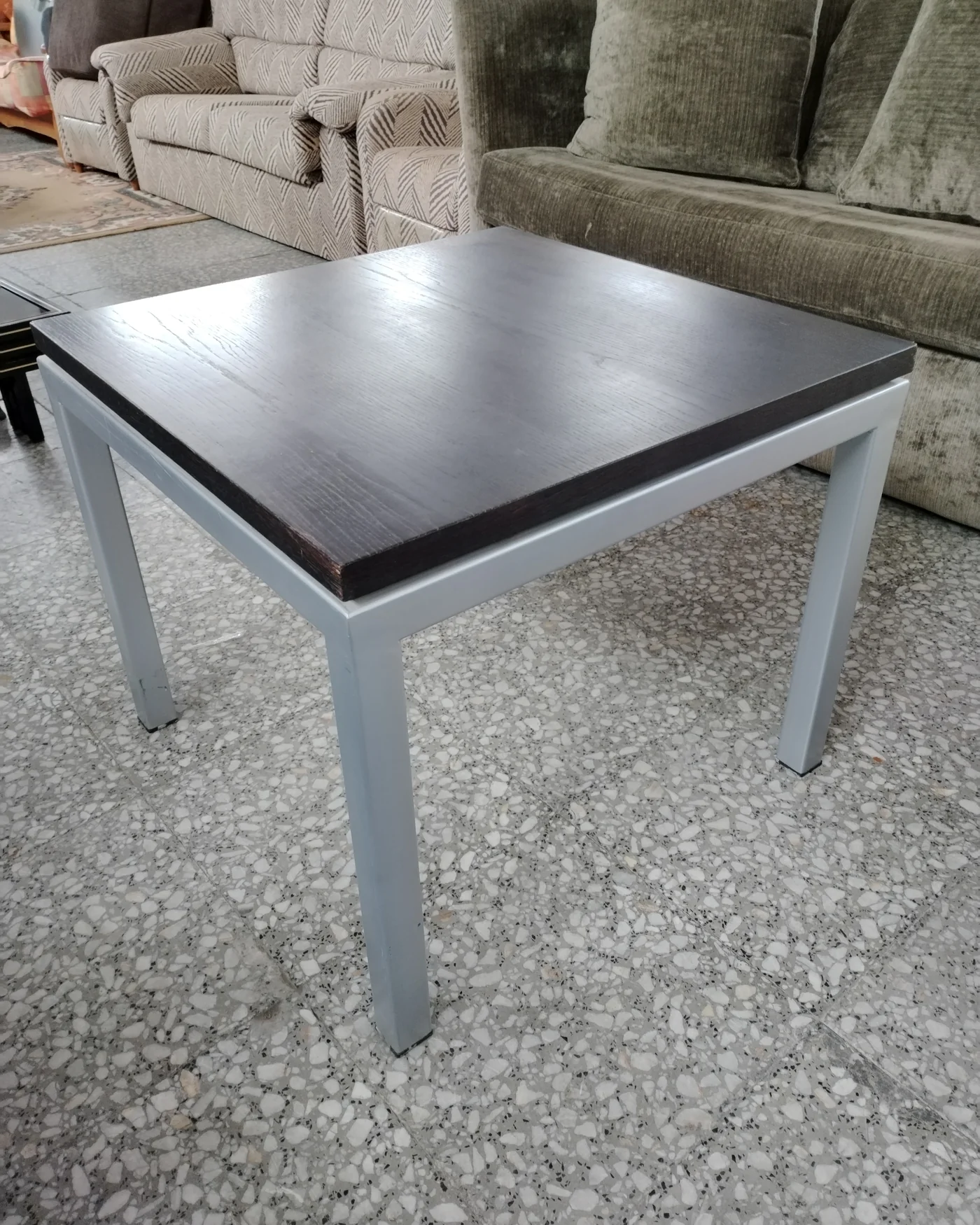Mesa de centro baja con estructura metálica y tapa de madera - imagen 2