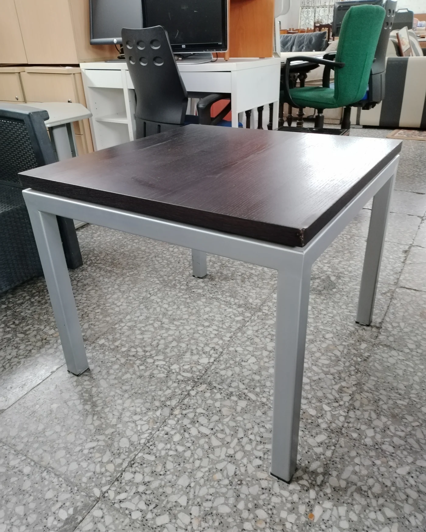 Mesa de centro baja con estructura metálica y tapa de madera - imagen 3