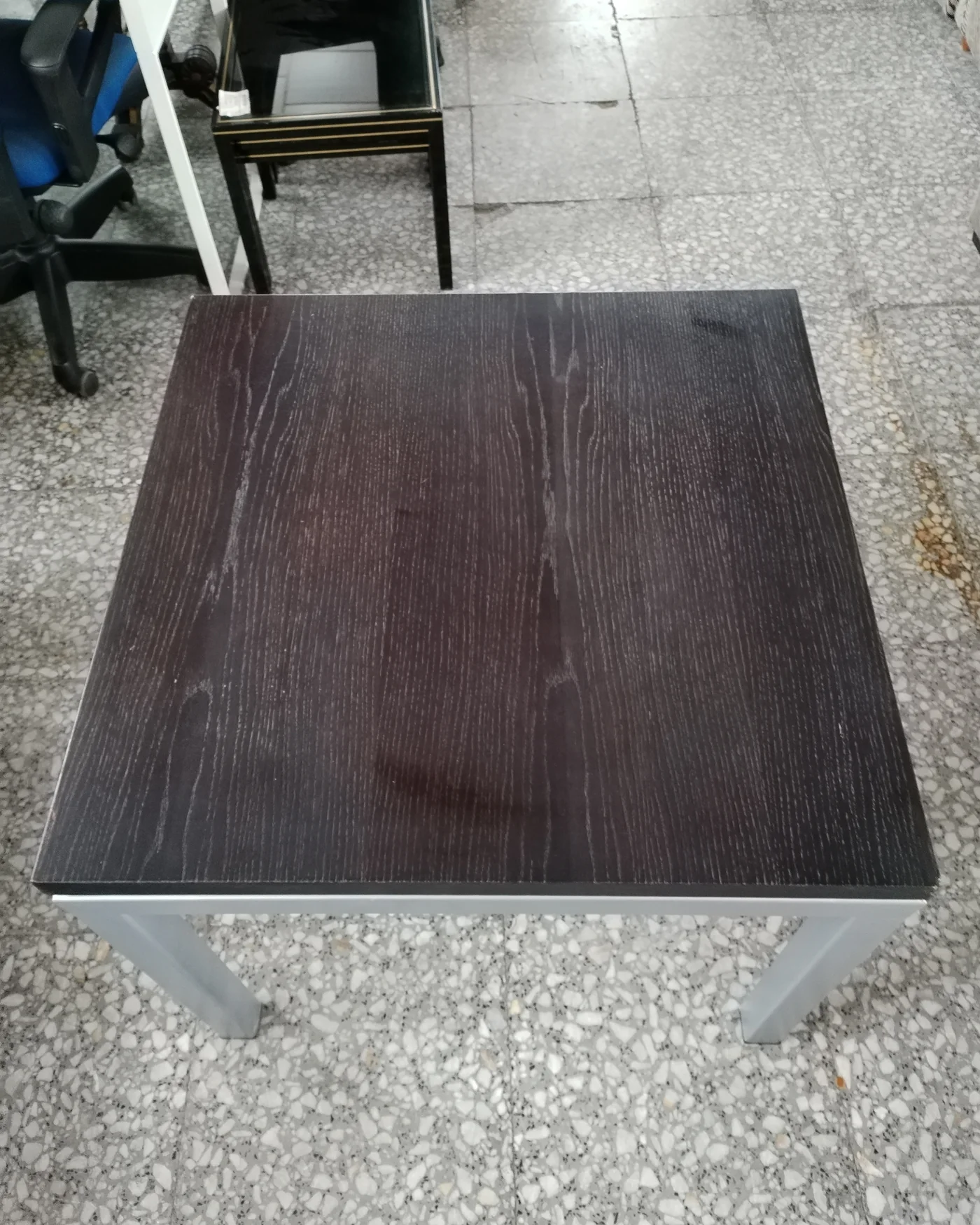 Mesa de centro baja con estructura metálica y tapa de madera - imagen 4