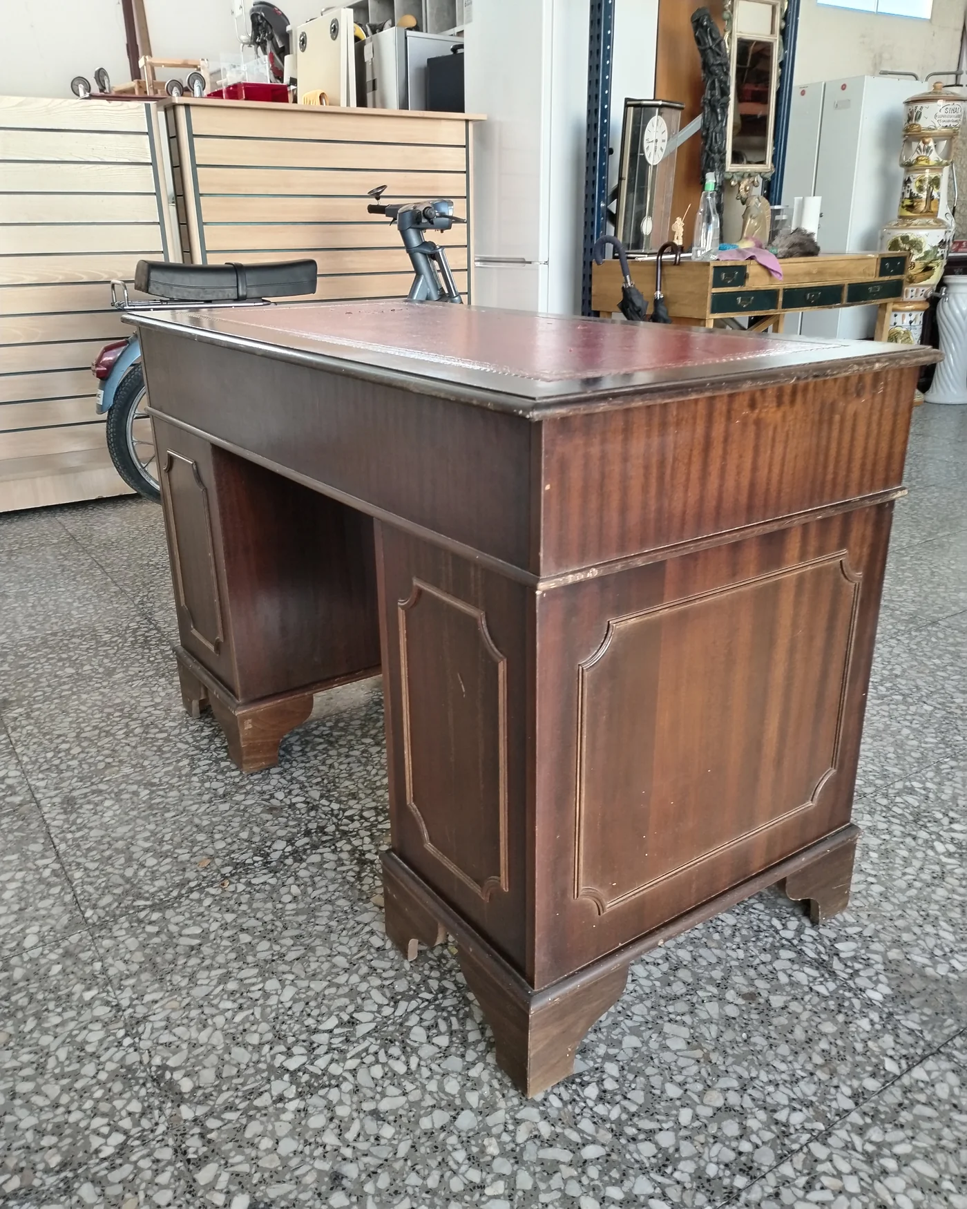 Escritorio de pedestal vintage con tapa de cuero - imagen 4