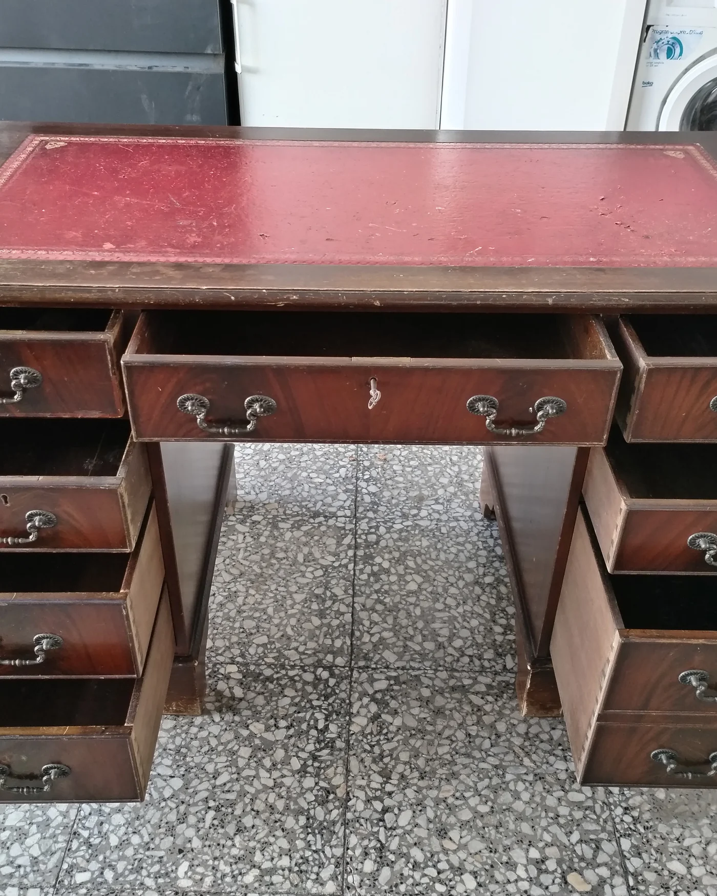 Escritorio de pedestal vintage con tapa de cuero - imagen 5