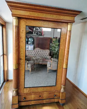 Armario antiguo estilo Biedermeier con espejo y detalles dorados - miniatura 1