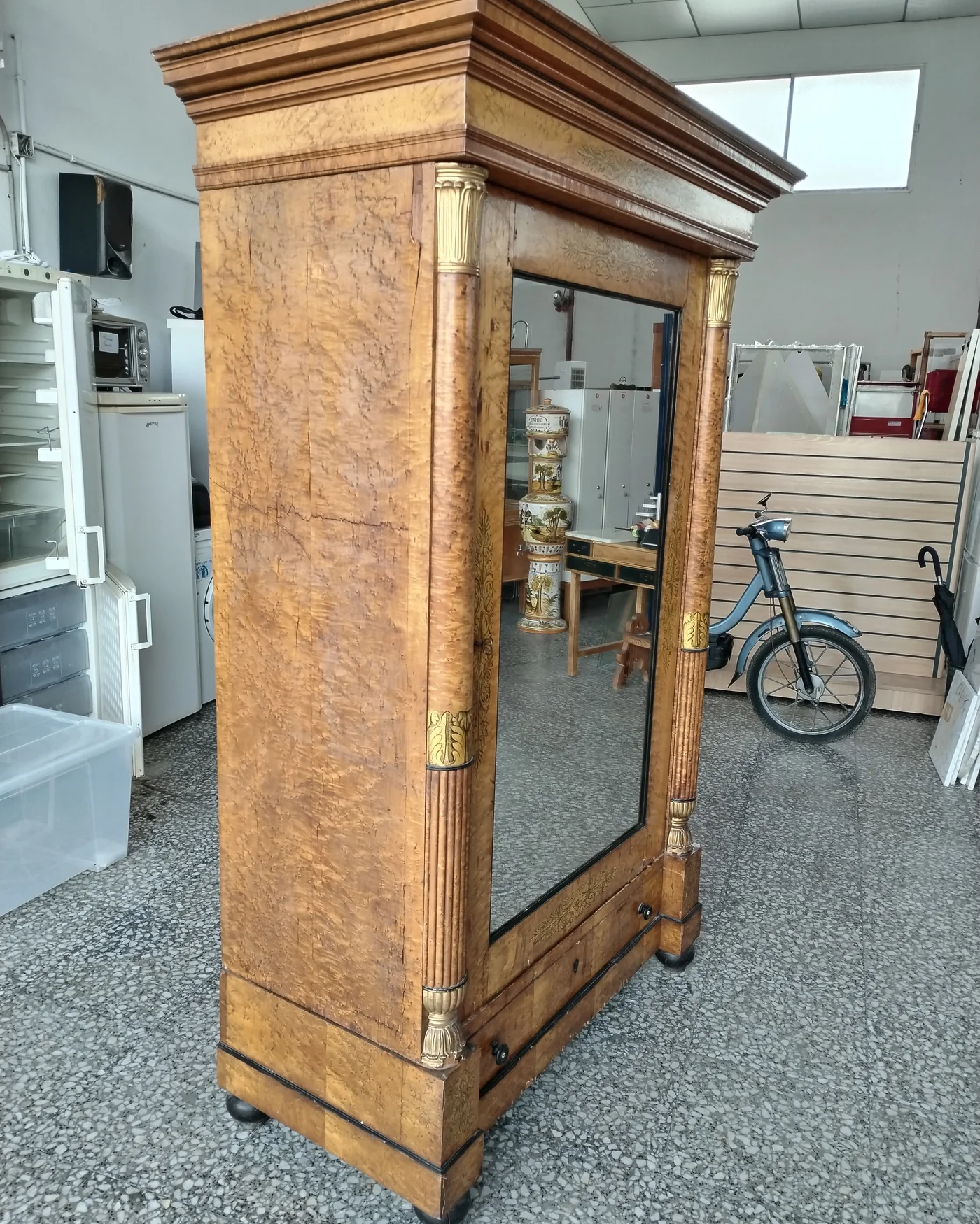 Armario antiguo estilo Biedermeier con espejo y detalles dorados - imagen 2