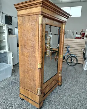 Armario antiguo estilo Biedermeier con espejo y detalles dorados - miniatura 2