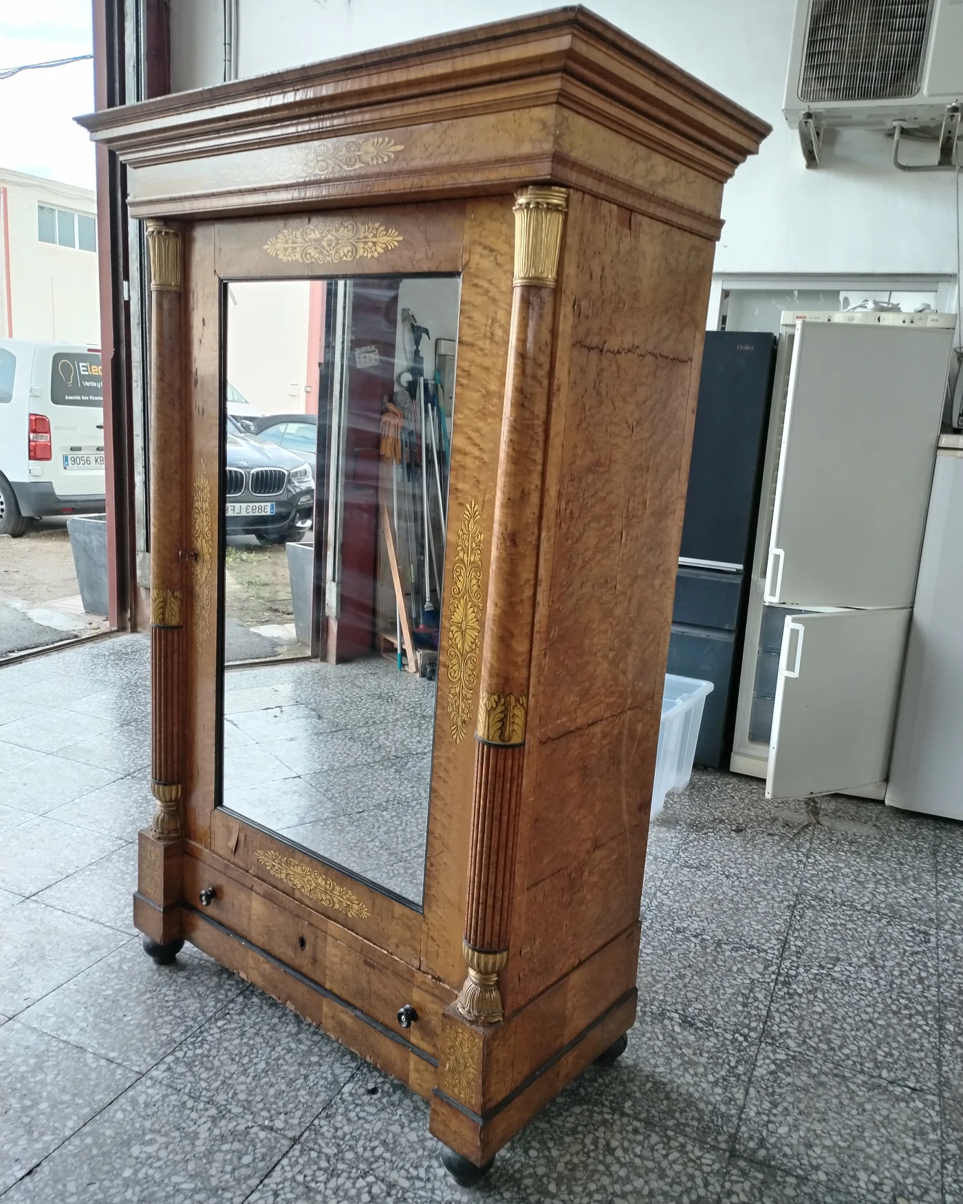 Armario antiguo estilo Biedermeier con espejo y detalles dorados - imagen 3