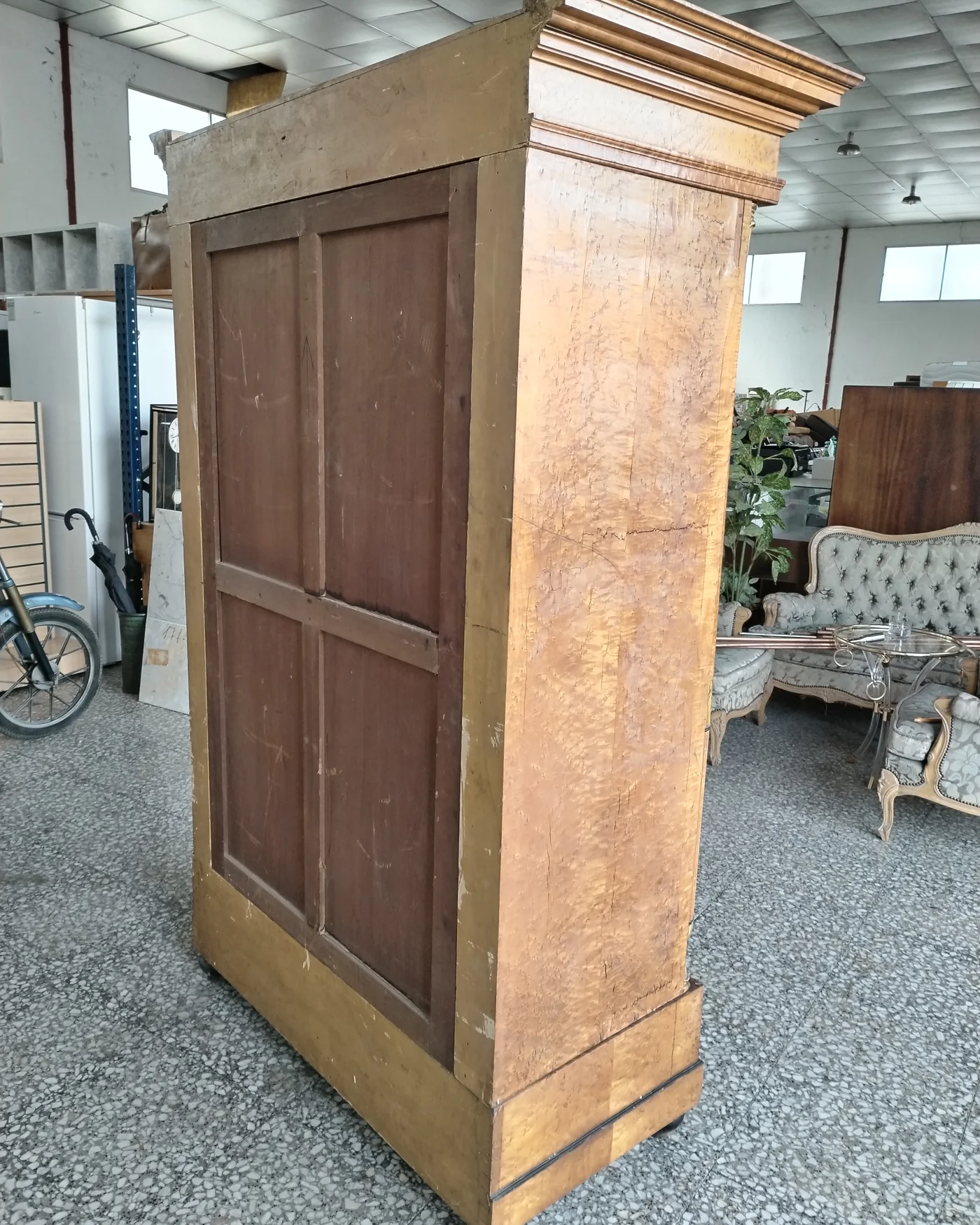Armario antiguo estilo Biedermeier con espejo y detalles dorados - imagen 4