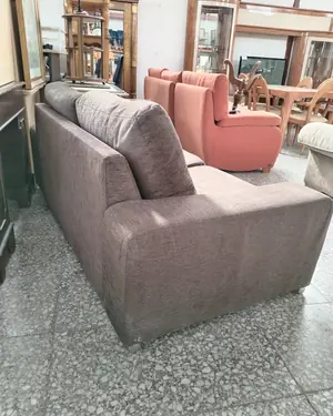 Sofá de dos plazas en tela marrón - miniatura 4