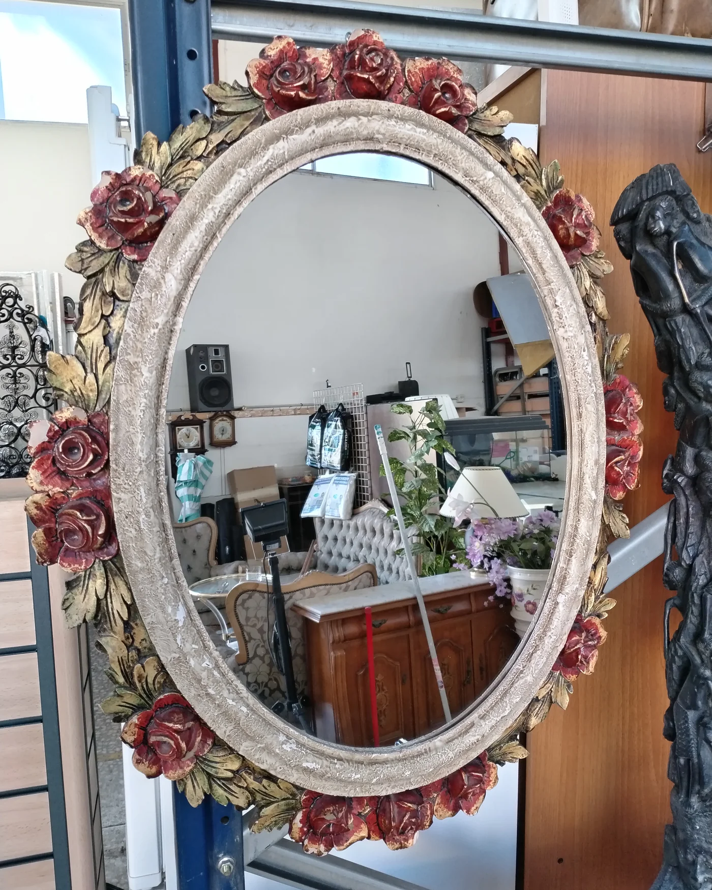 Espejo antiguo con marco ornamentado de rosas - imagen 2