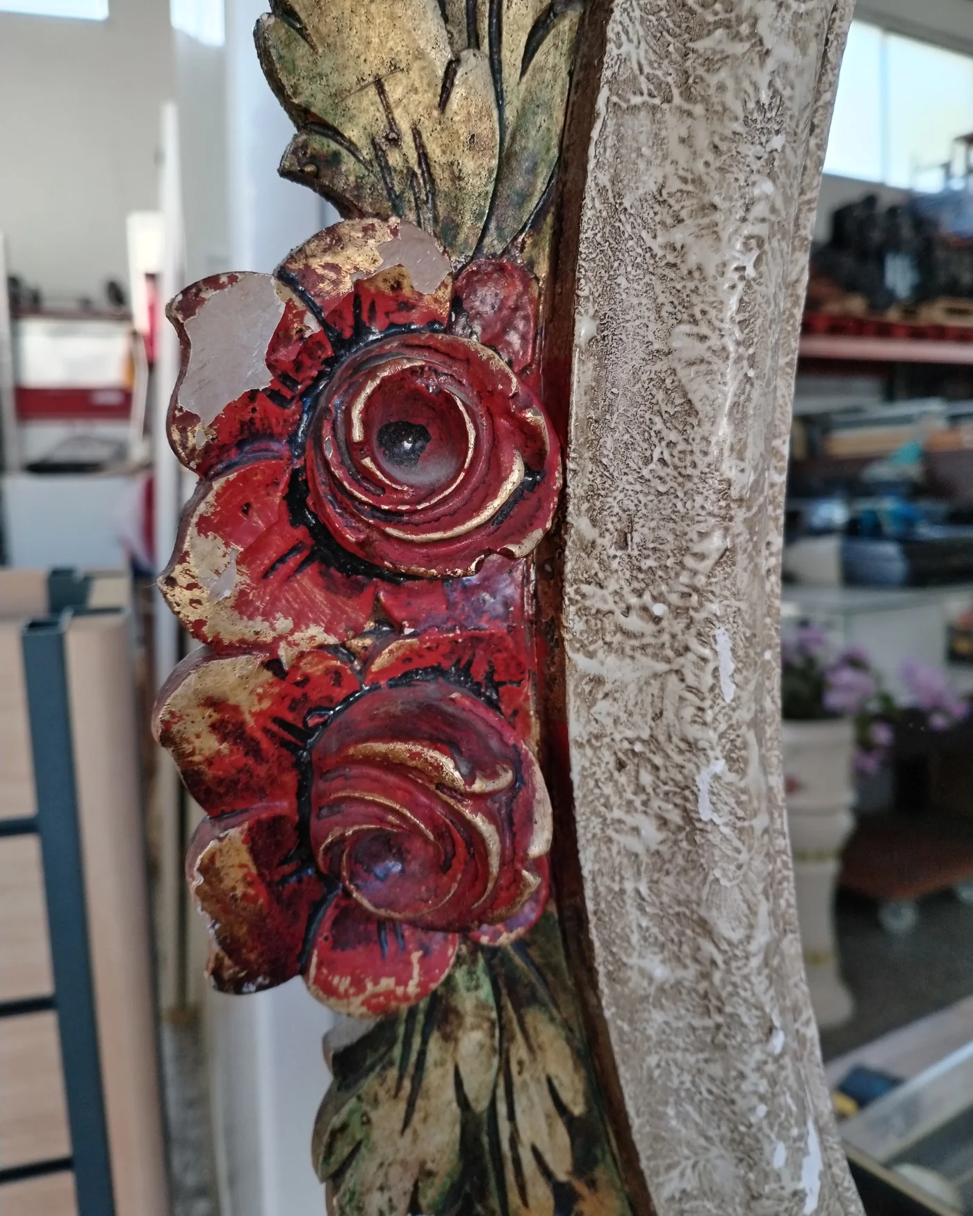 Espejo antiguo con marco ornamentado de rosas - imagen 3