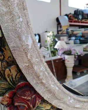 Espejo antiguo con marco ornamentado de rosas - miniatura 5