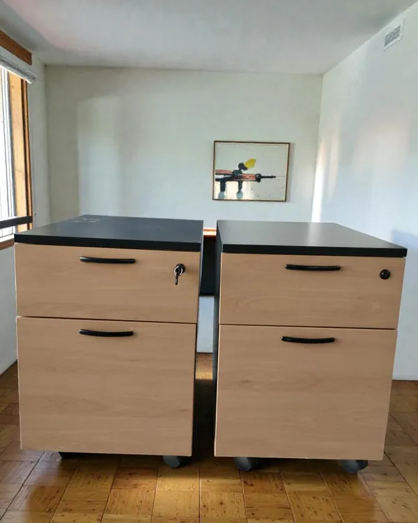 Par de cajoneras de oficina con ruedas