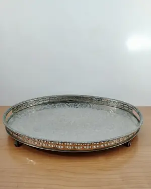 Bandeja de servicio ovalada vintage con detalles ornamentales - miniatura 1