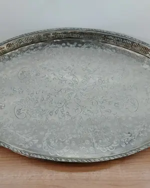 Bandeja de servicio ovalada vintage con detalles ornamentales - miniatura 2