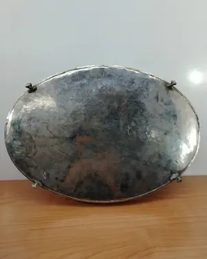 Bandeja de servicio ovalada vintage con detalles ornamentales - miniatura 4