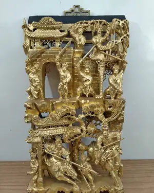 Panel chino de madera tallada y dorada con escena de guerreros - miniatura 2
