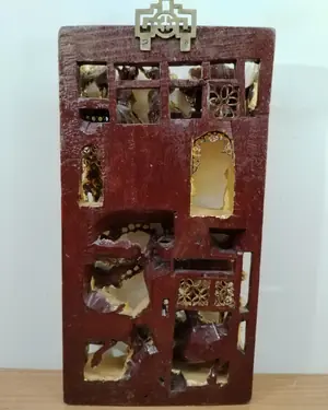 Panel chino de madera tallada y dorada con escena de guerreros - miniatura 4