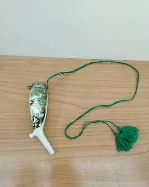 Pipa de tabaco de porcelana vintage con escena pintada y cordón verde - miniatura 1