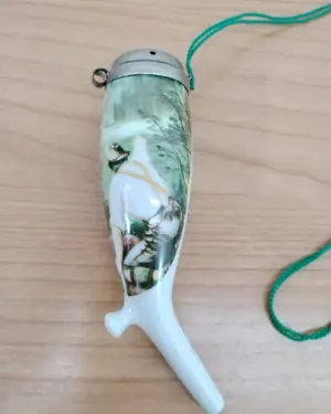 Pipa de tabaco de porcelana vintage con escena pintada y cordón verde - miniatura 2