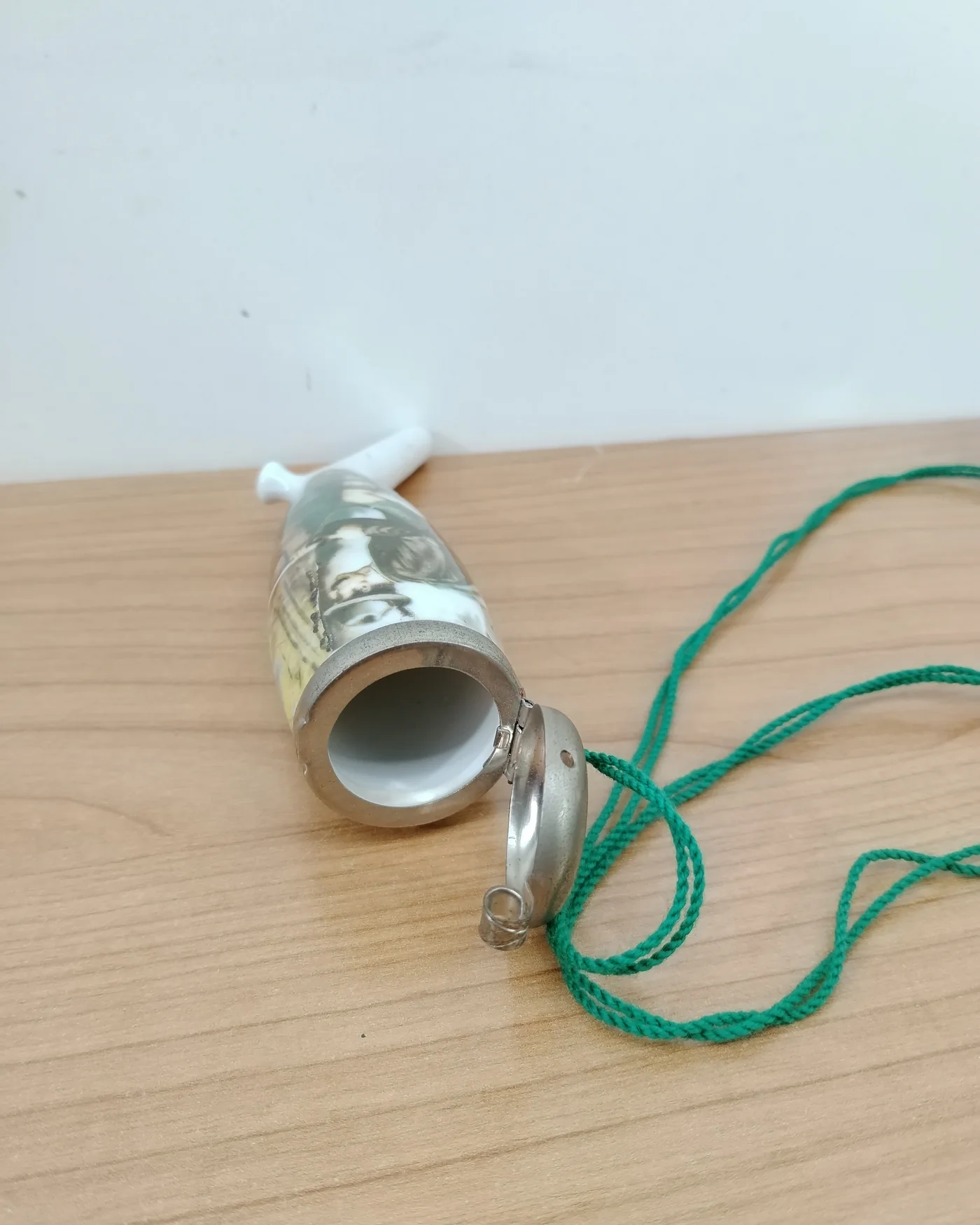 Pipa de tabaco de porcelana vintage con escena pintada y cordón verde - imagen 3