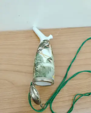 Pipa de tabaco de porcelana vintage con escena pintada y cordón verde - miniatura 4
