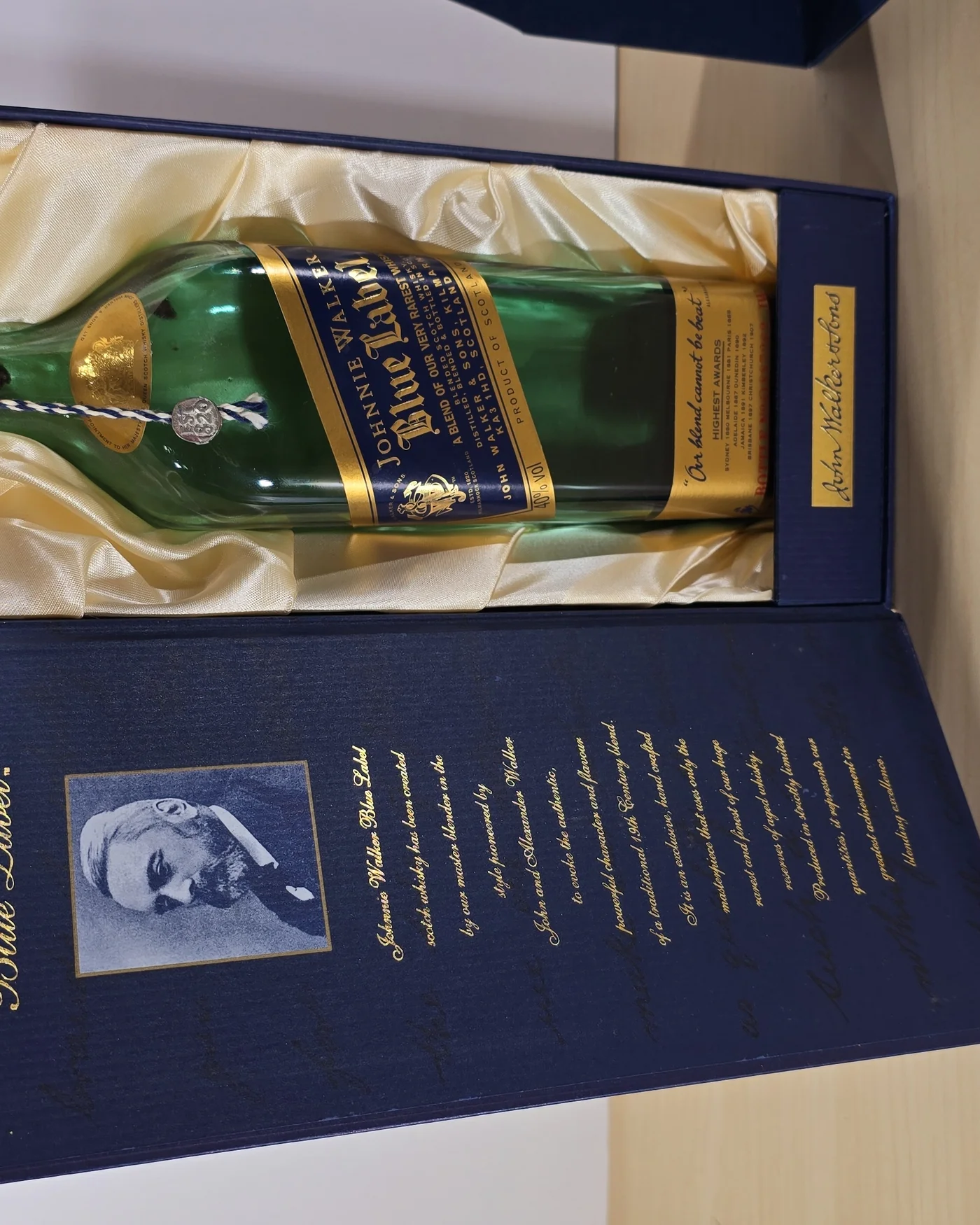 Botella vacía de Johnnie Walker Blue Label con caja original - imagen 2