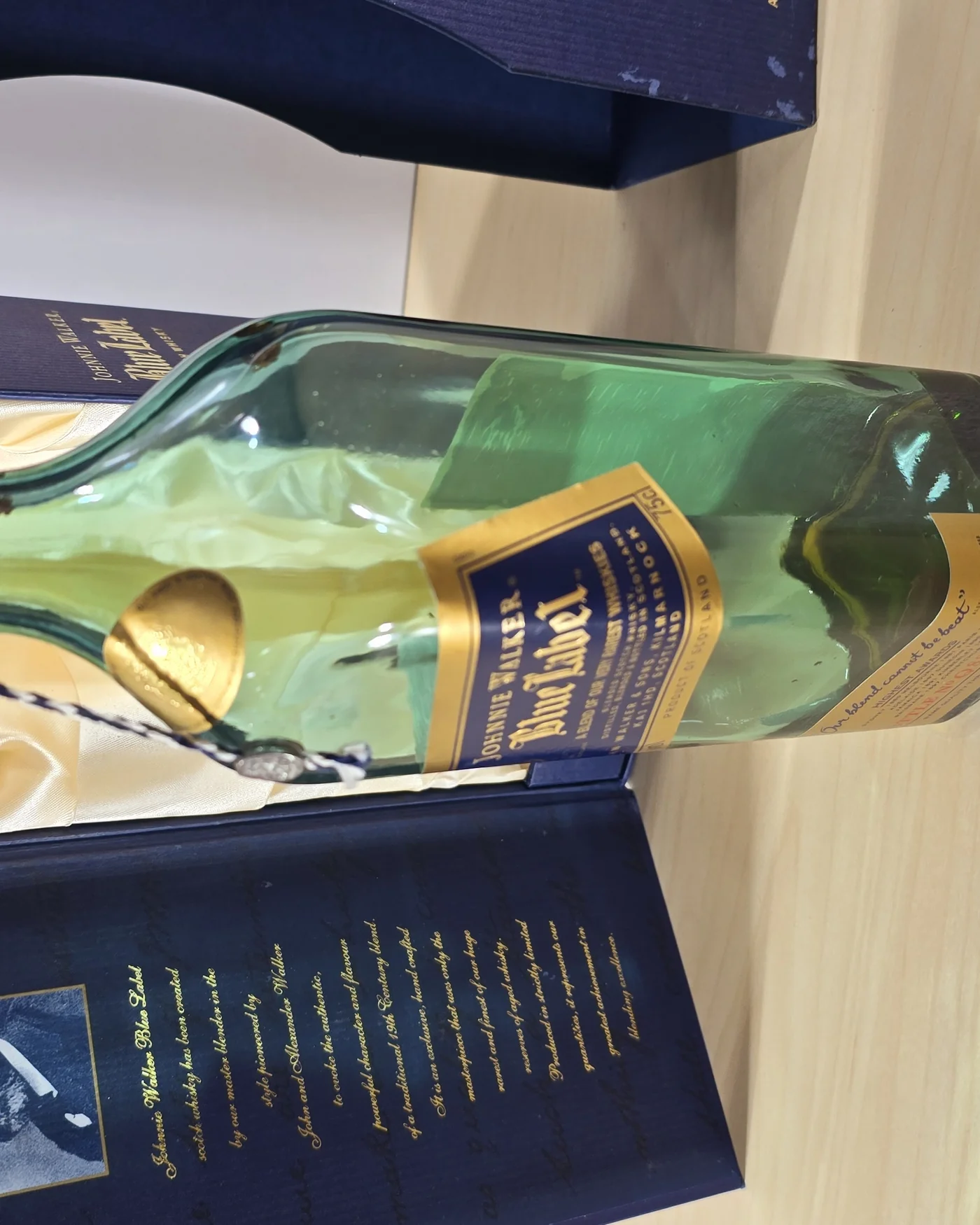 Botella vacía de Johnnie Walker Blue Label con caja original - imagen 4