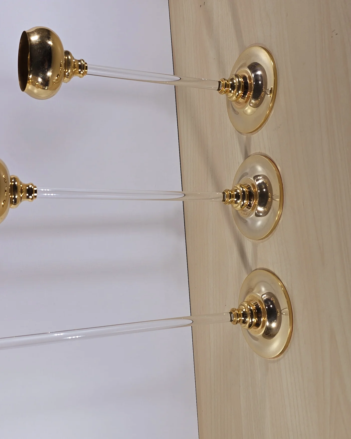 Trío de candelabros dorados con cristal - imagen 1