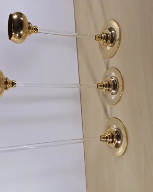Trío de candelabros dorados con cristal - miniatura 1