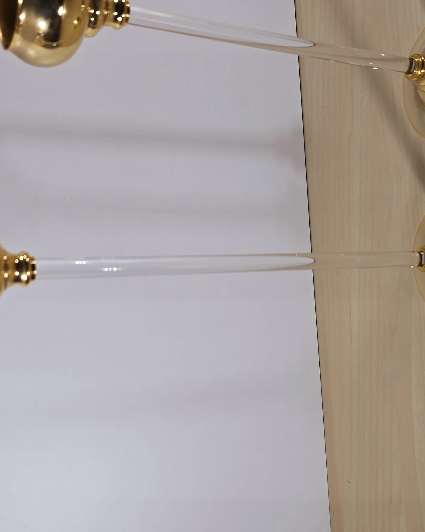 Trío de candelabros dorados con cristal - imagen 2