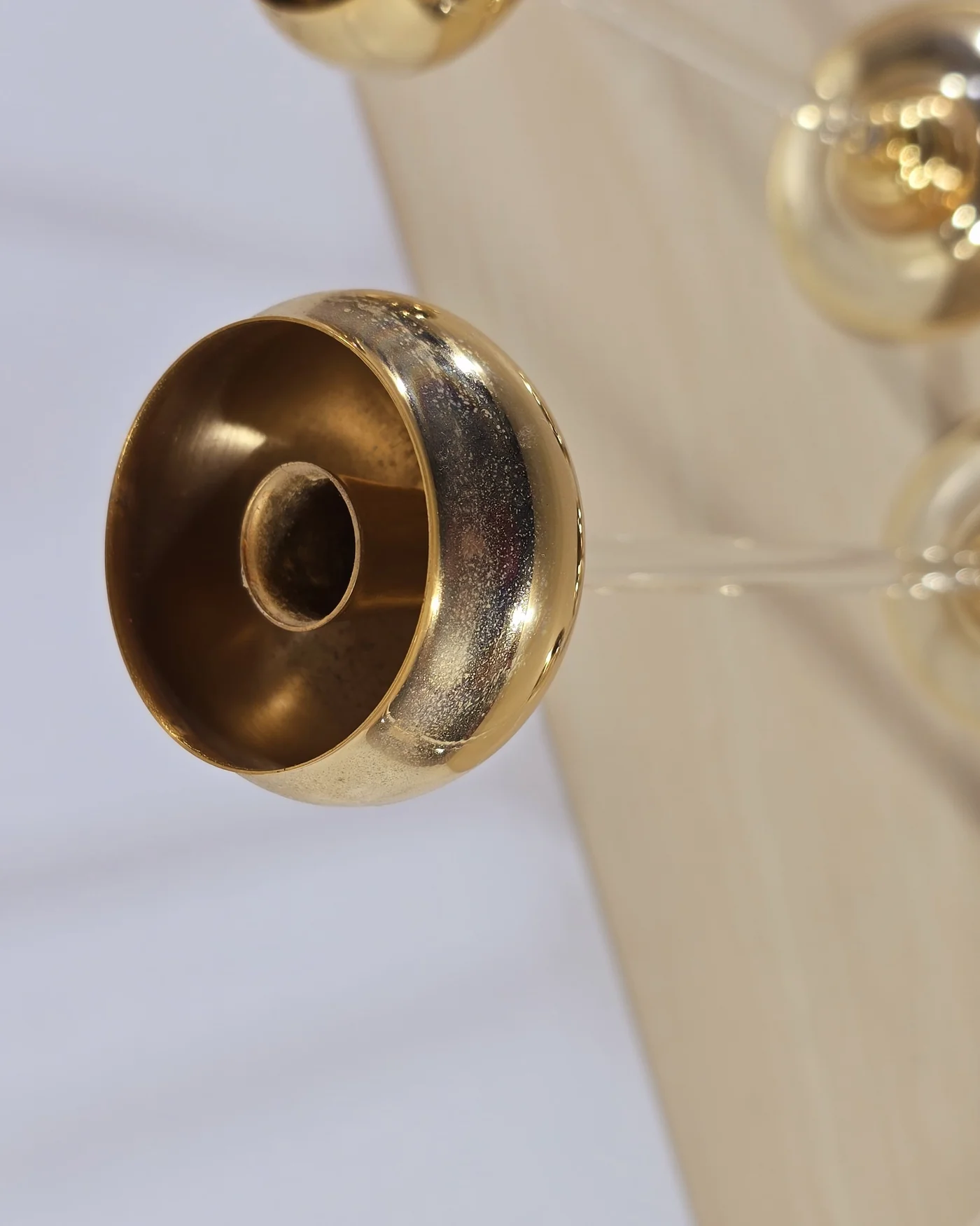 Trío de candelabros dorados con cristal - imagen 4