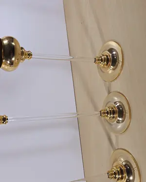 Trío de candelabros dorados con cristal - miniatura 6