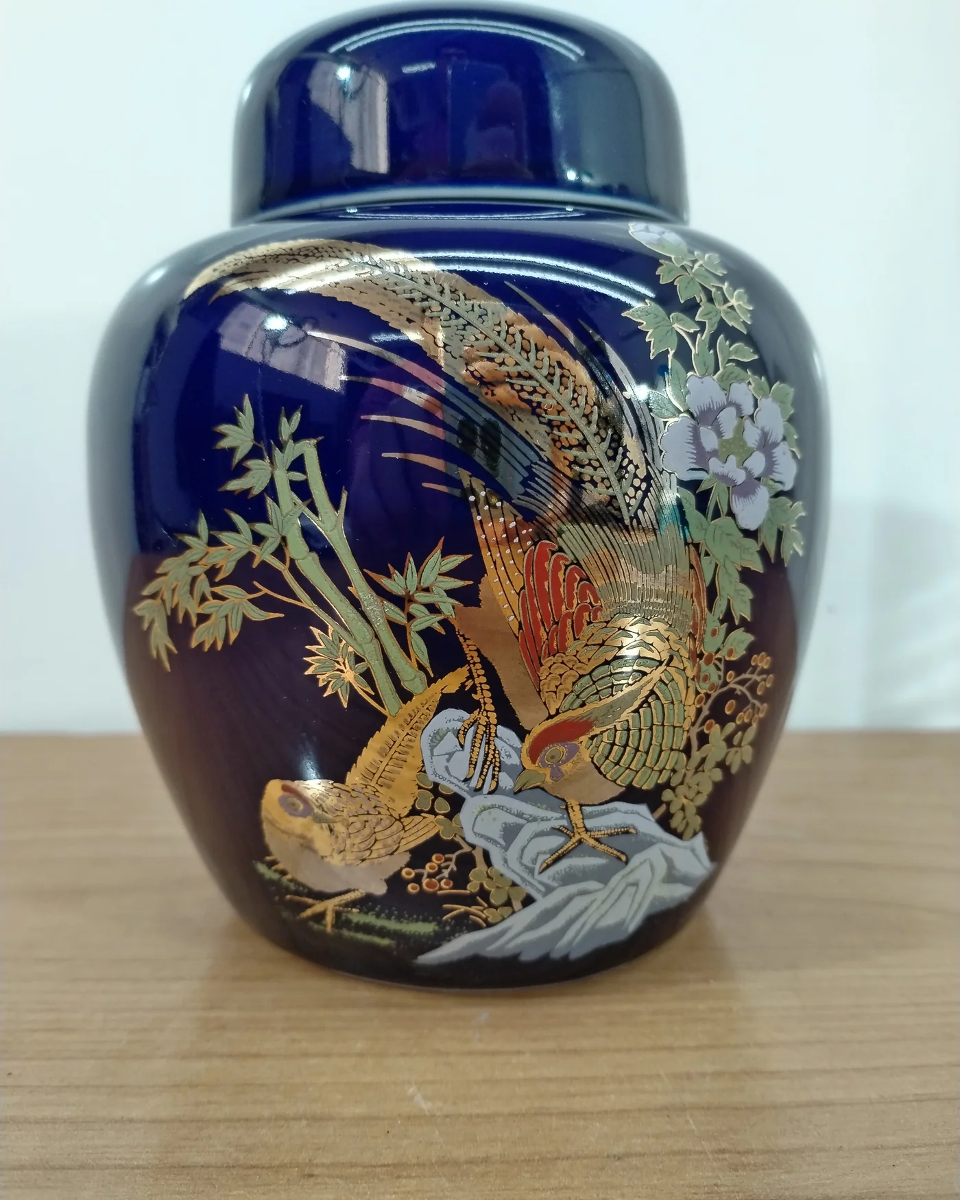 Jarrón de porcelana azul con tapa y decoración de aves - imagen 1
