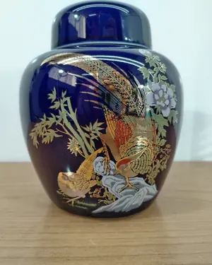 Jarrón de porcelana azul con tapa y decoración de aves - miniatura 1