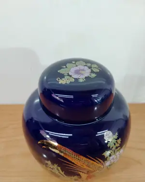 Jarrón de porcelana azul con tapa y decoración de aves - miniatura 2
