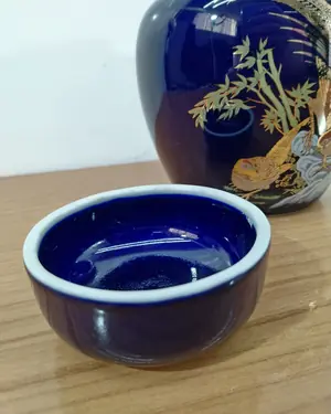 Jarrón de porcelana azul con tapa y decoración de aves - miniatura 3