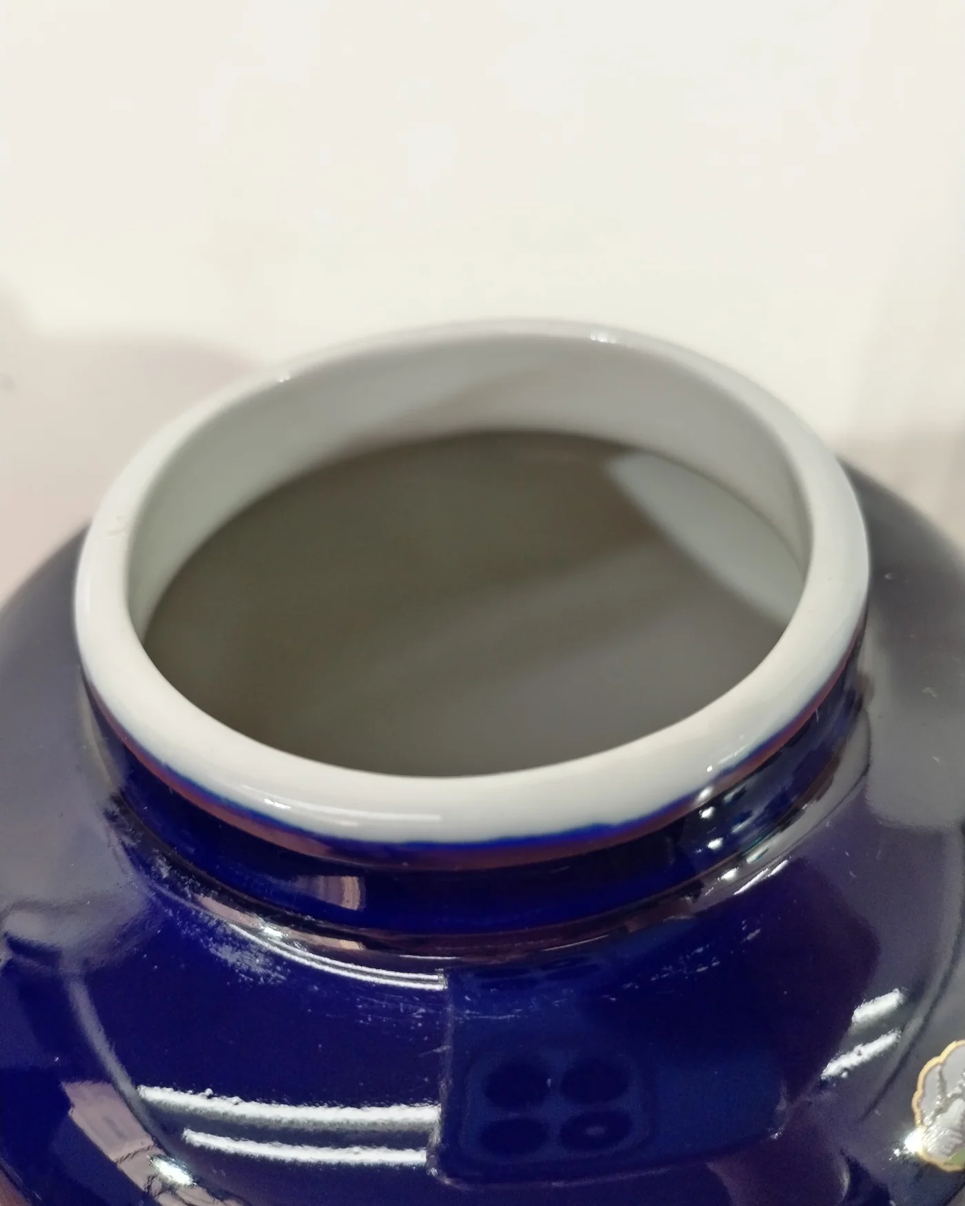 Jarrón de porcelana azul con tapa y decoración de aves - imagen 4