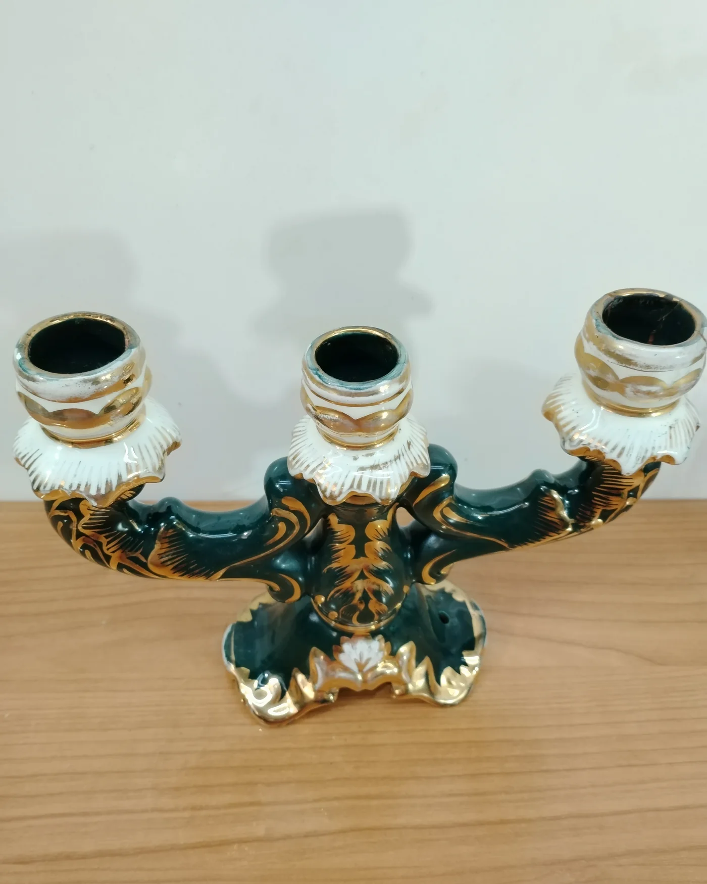 Candelabro de porcelana verde y dorado de tres brazos - imagen 4