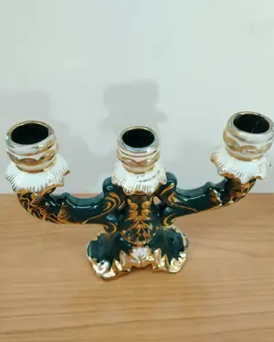Candelabro de porcelana verde y dorado de tres brazos - miniatura 4
