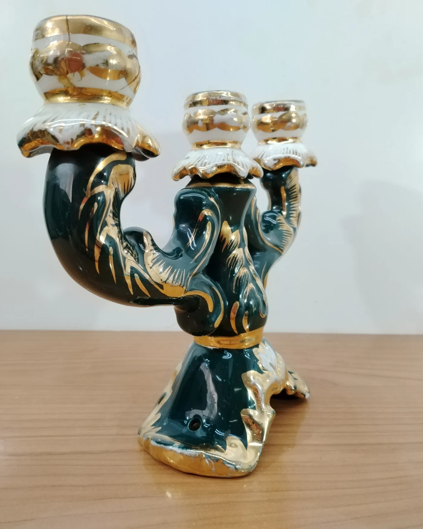 Candelabro de porcelana verde y dorado de tres brazos - imagen 5