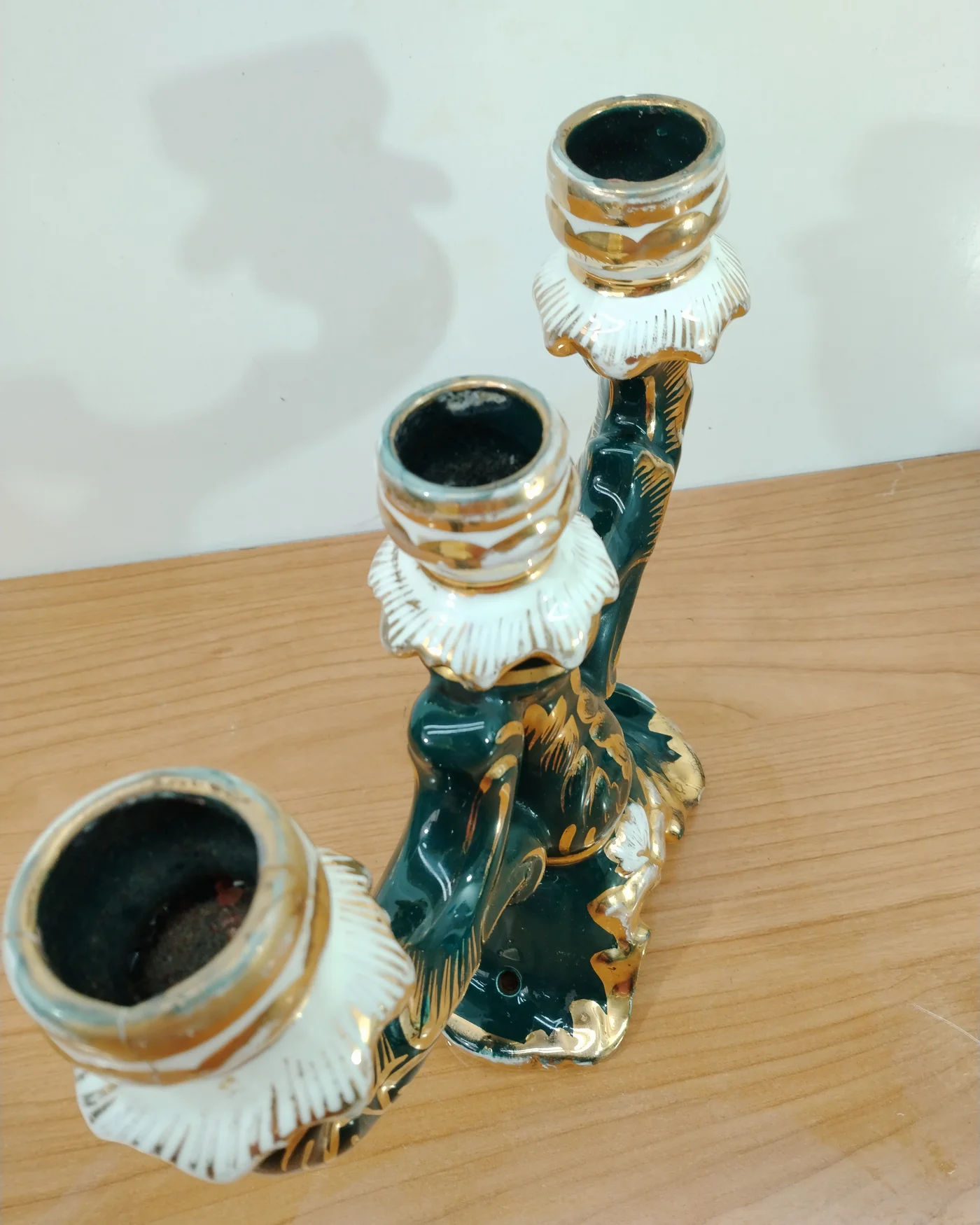 Candelabro de porcelana verde y dorado de tres brazos - imagen 6