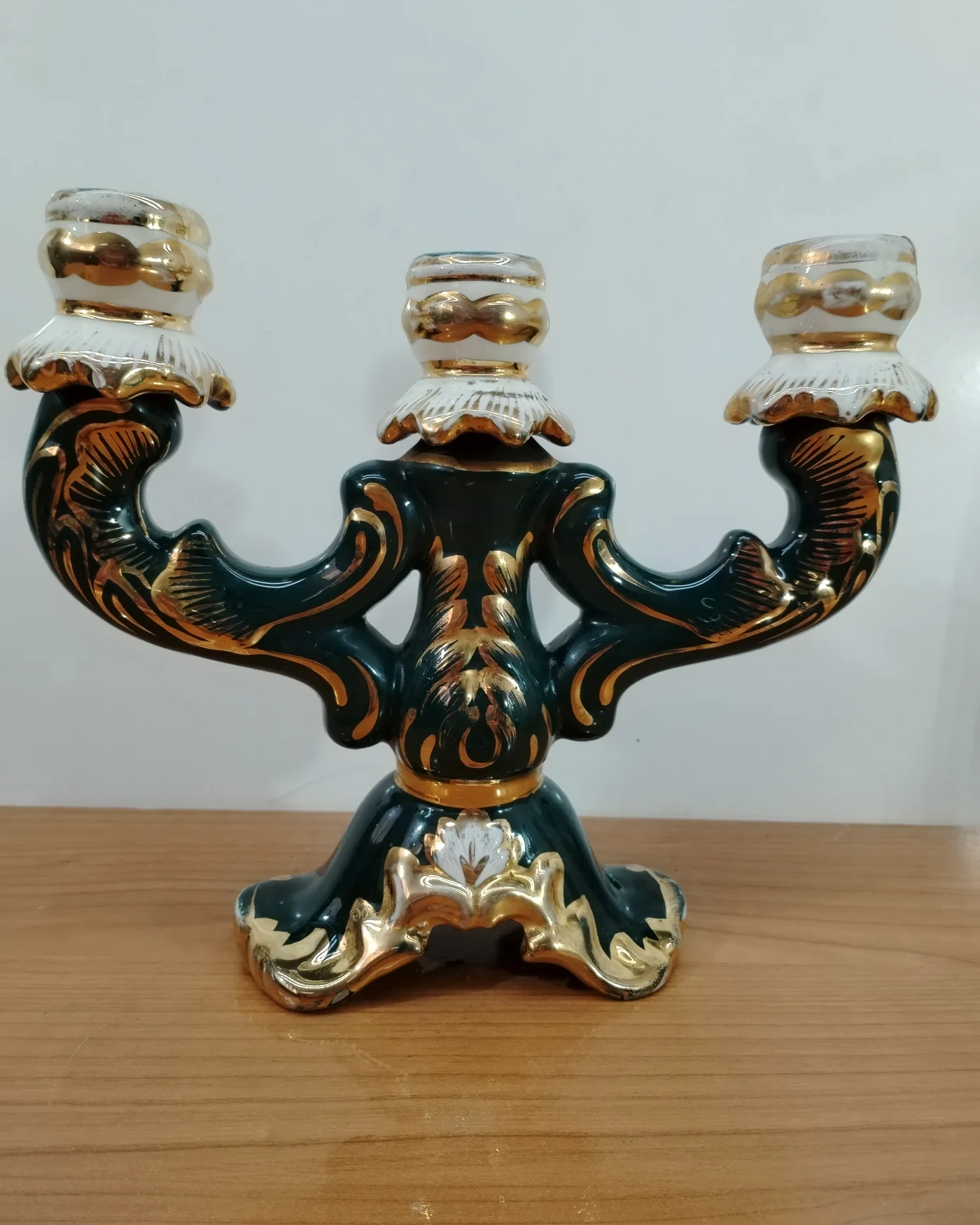 Candelabro de porcelana verde y dorado de tres brazos - imagen 1