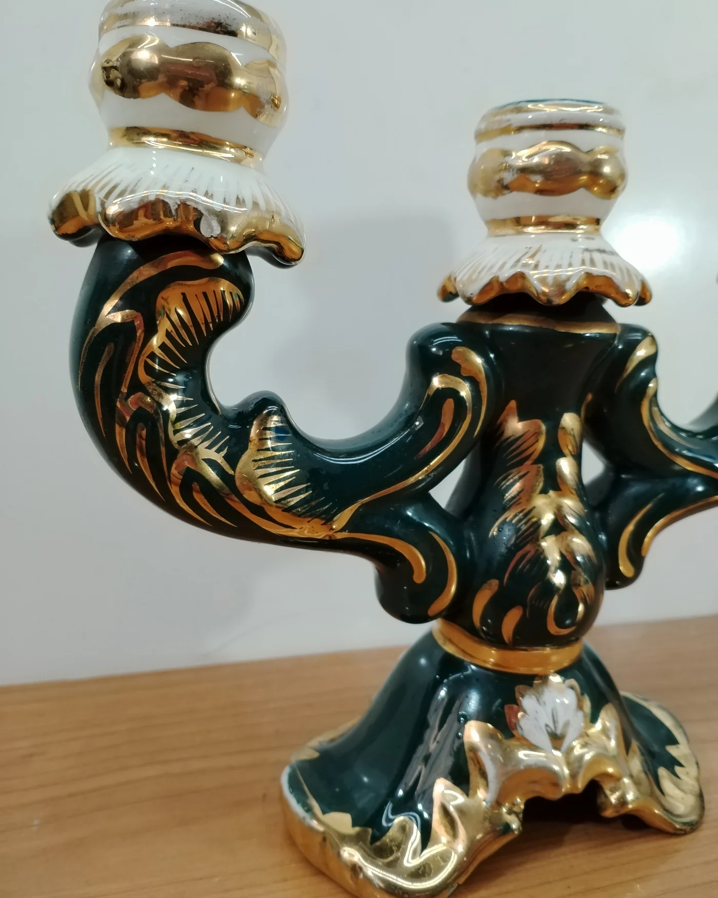 Candelabro de porcelana verde y dorado de tres brazos - imagen 2