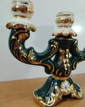 Candelabro de porcelana verde y dorado de tres brazos - miniatura 2