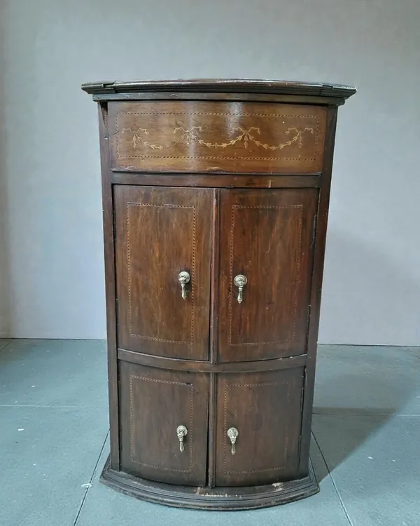 Mueble de Esquina Estilo Biedermeier con Marquetería