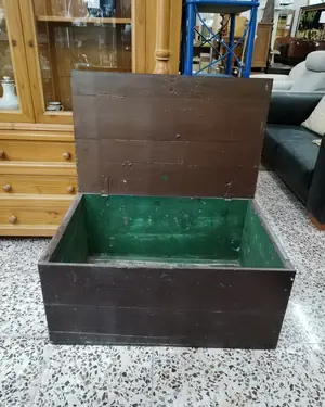 Baúl de madera rústica con interior verde - miniatura 1