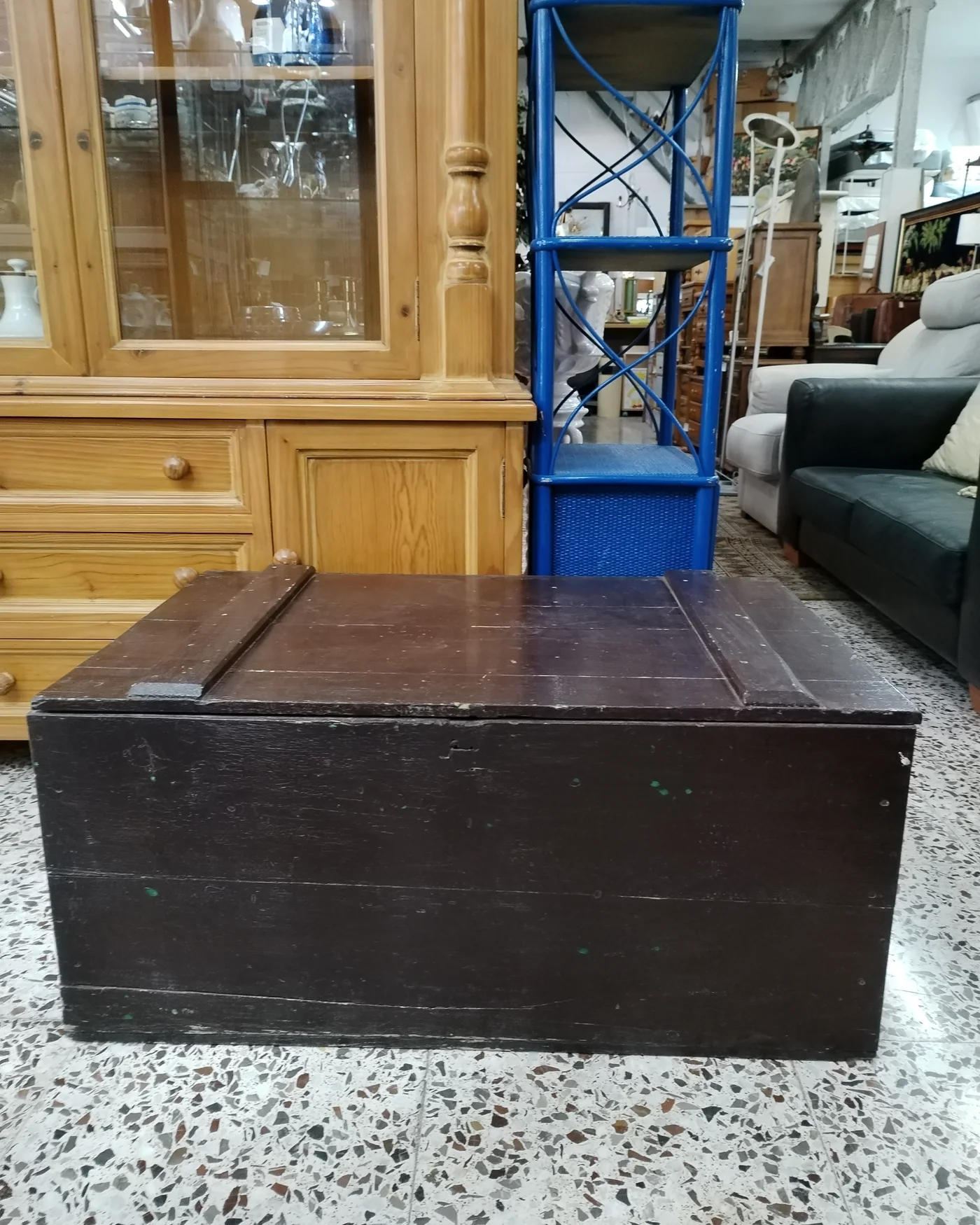 Baúl de madera rústica con interior verde - imagen 2